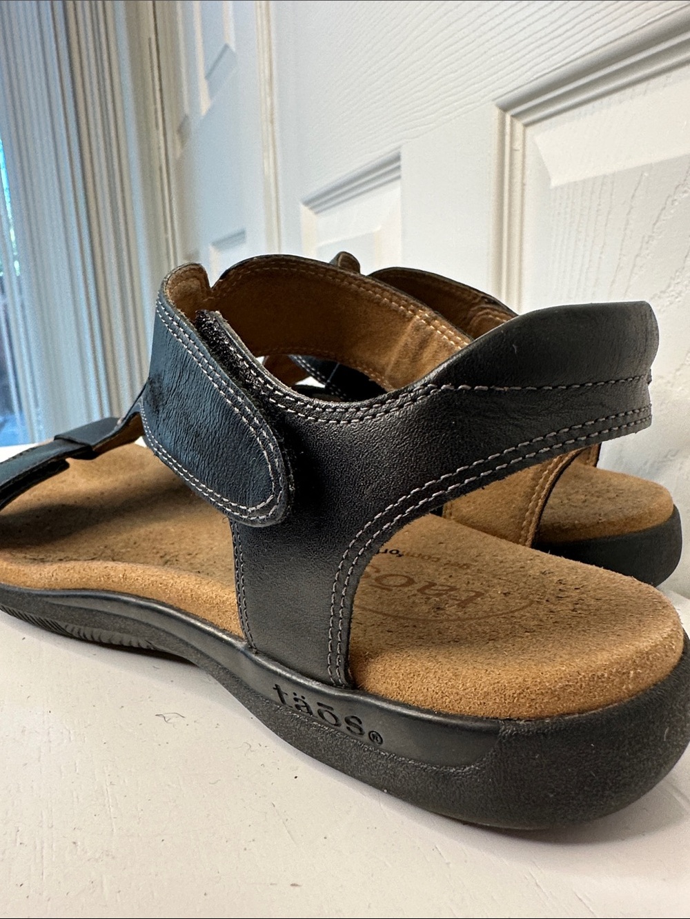 Taos Footwear Black Leather The Show Adjustable Support Sandals - Picture 4 of 9